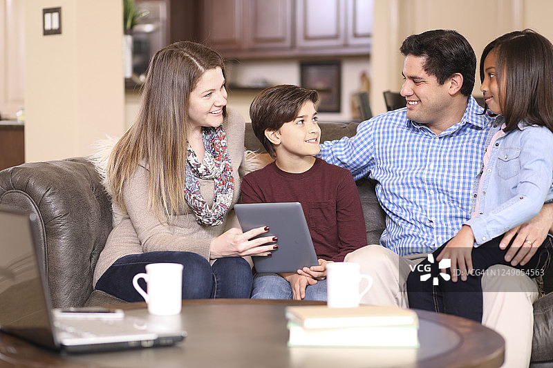 多民族寄养家庭图片素材