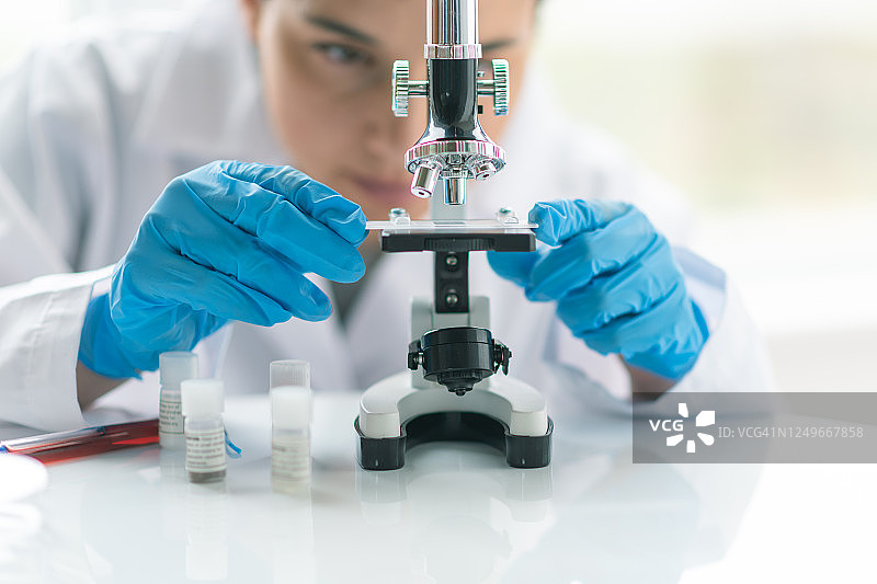 女科学家在实验室工作图片素材