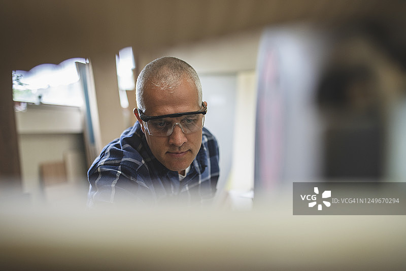 戴工作眼镜的木匠图片素材