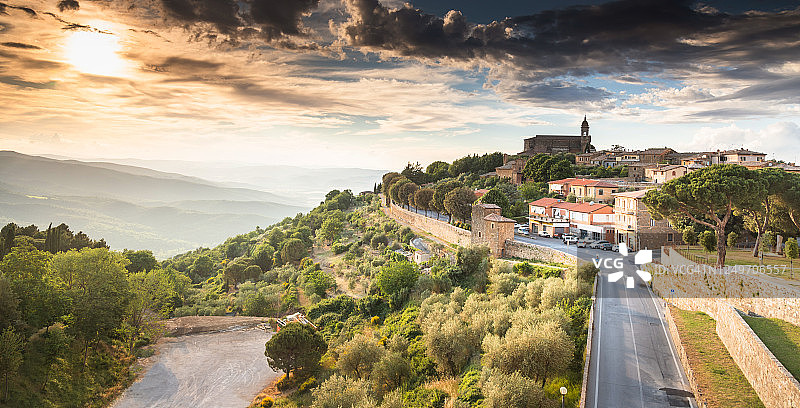 意大利托斯卡纳皮恩扎镇的广场古镇：热门旅游目的地图片素材