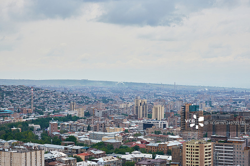 晴朗天气下，从观景台眺望埃里温城市风光图片素材