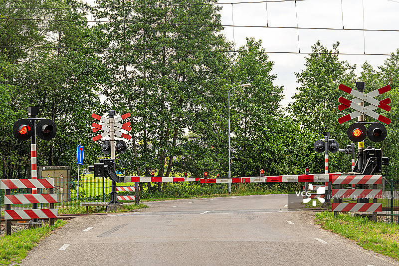 闪光灯和闸门铁路道口信号图片素材