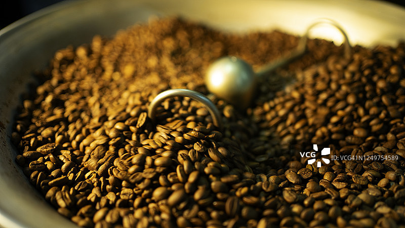 咖啡烘焙机正在烘焙非洲咖啡豆图片素材