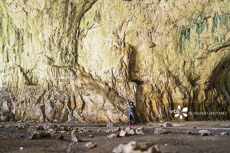 东欧旅行者女孩在洛维奇附近德维塔什卡洞穴探险图片素材