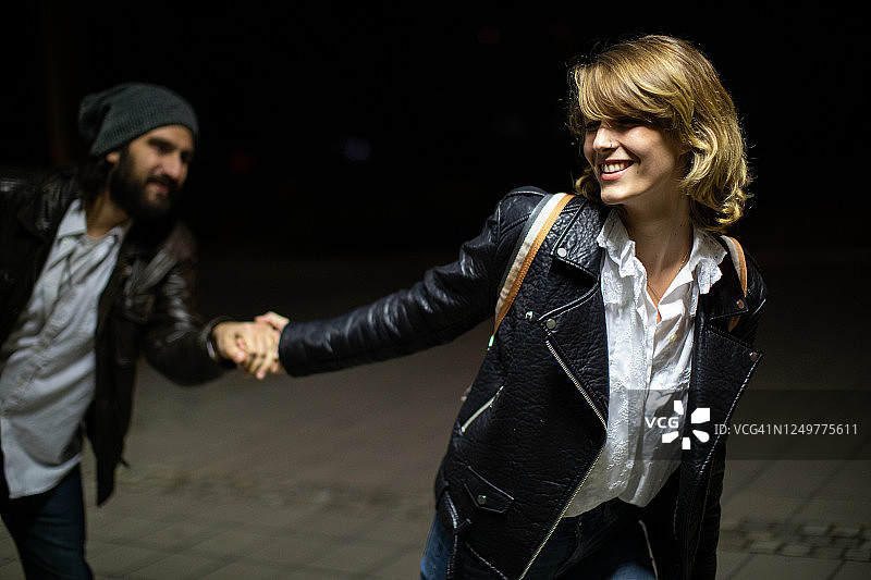 年轻情侣在城市约会之夜玩乐图片素材