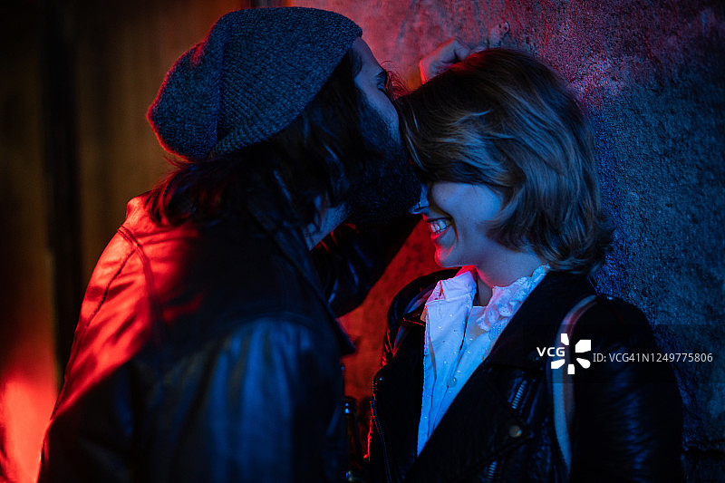 夜晚约会时亲吻女友的男人图片素材