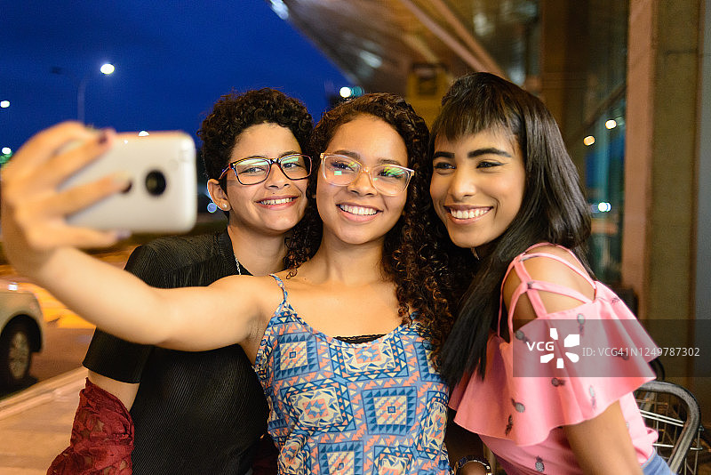 一群年轻女子在机场快乐自拍图片素材