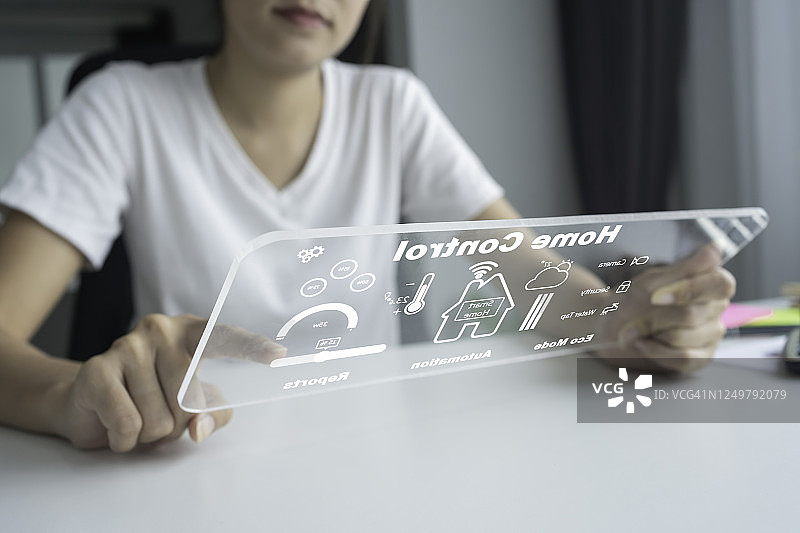 笔记本电脑上的智能家居技术界面：用于控制现代客厅家用电器的应用程序图片素材