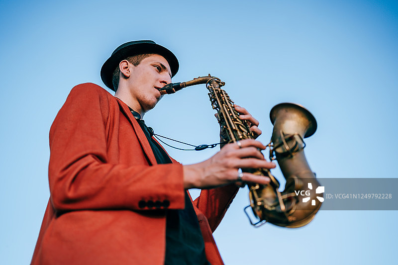 男子演奏萨克斯图片素材