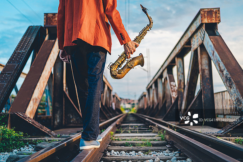 户外吹萨克斯的男艺术家图片素材