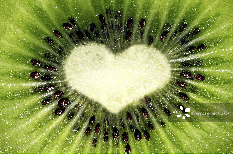 猕猴桃心形的微距切面图片素材