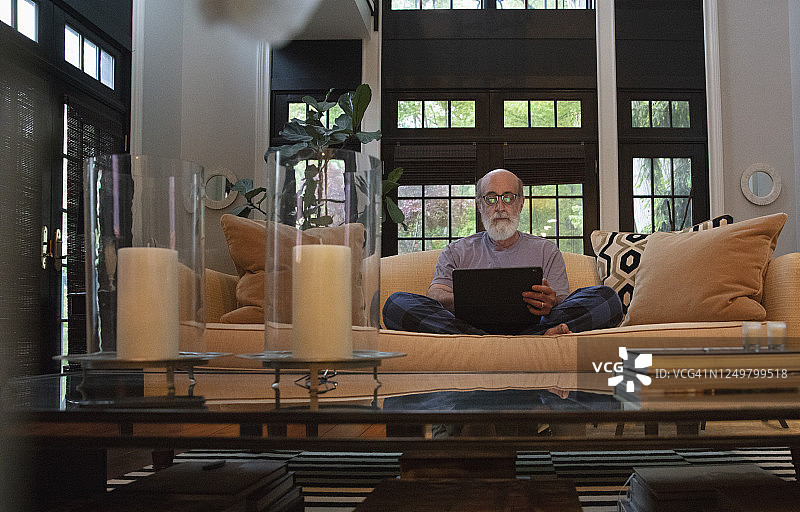 新冠疫情期间在家工作的年长男人图片素材