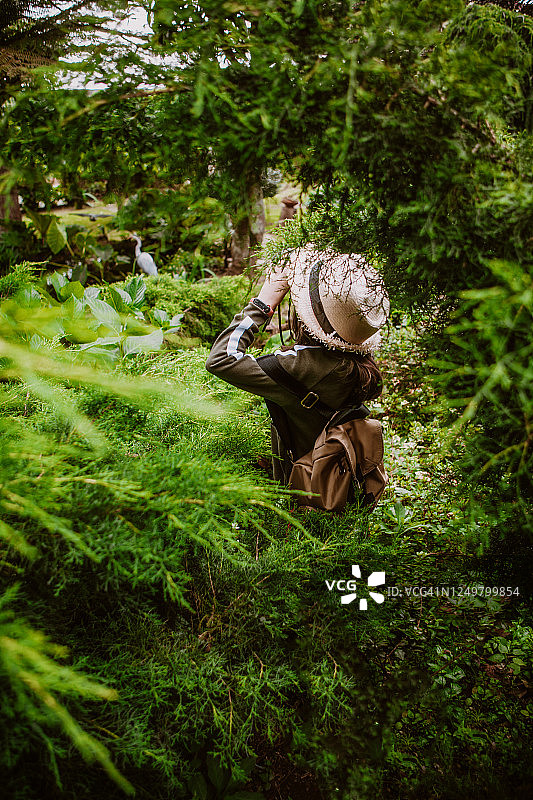 使用双筒望远镜观察自然的女孩（9岁，后视图）图片素材