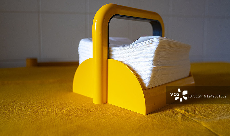 一个黄色餐巾纸分配器图片素材