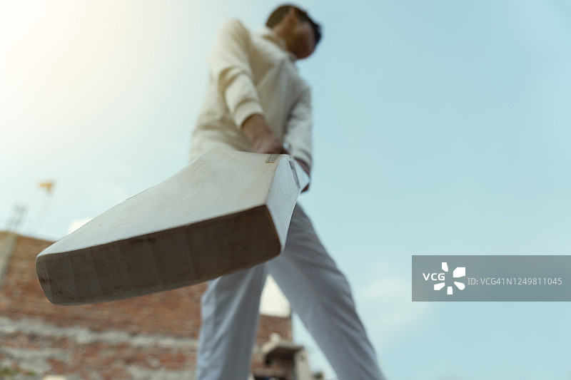 穿着板球服的男孩正在进行击球练习图片素材