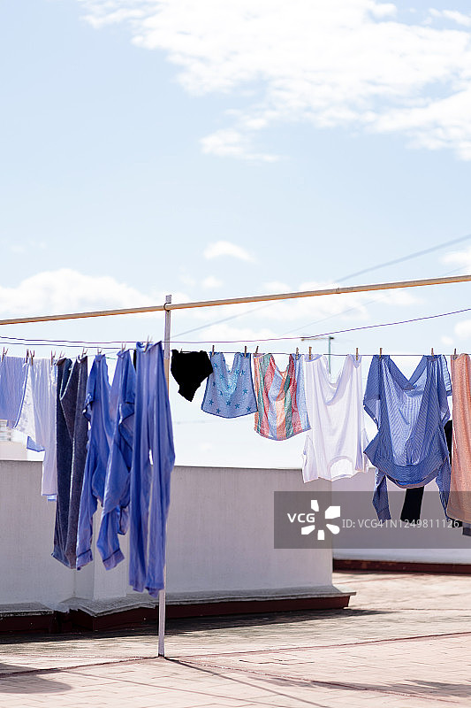 屋顶上晾晒的衣物图片素材