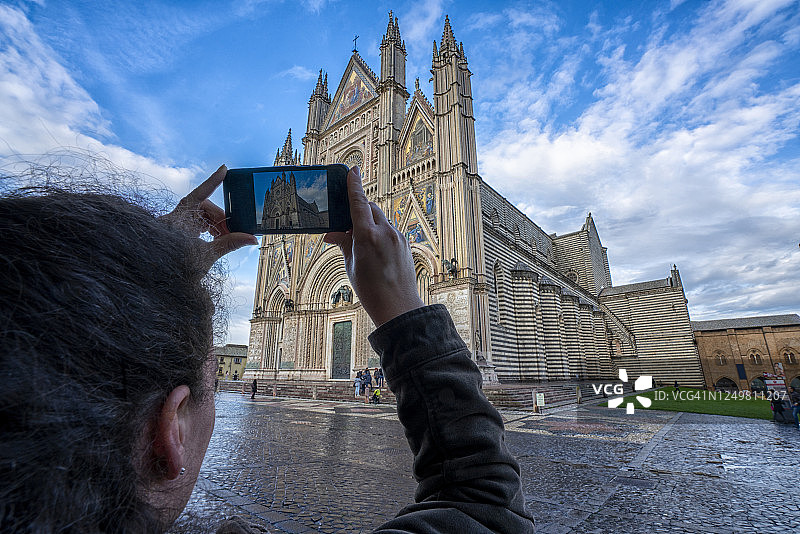 意大利翁布里亚奥尔维耶托拍摄奥尔维耶托大教堂的女子背影图片素材