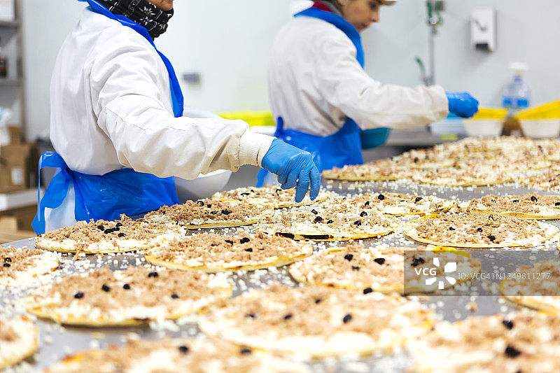 在披萨公司工作的两名女性图片素材