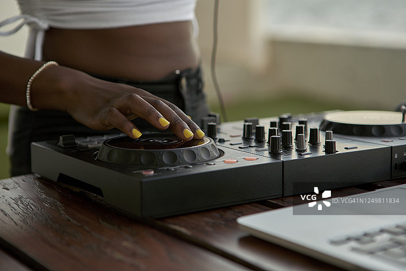 DJane在调音台上工作图片素材