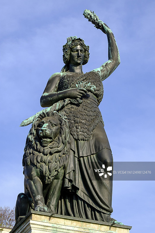 德国巴伐利亚慕尼黑巴伐利亚雕像的低角度景观图片素材