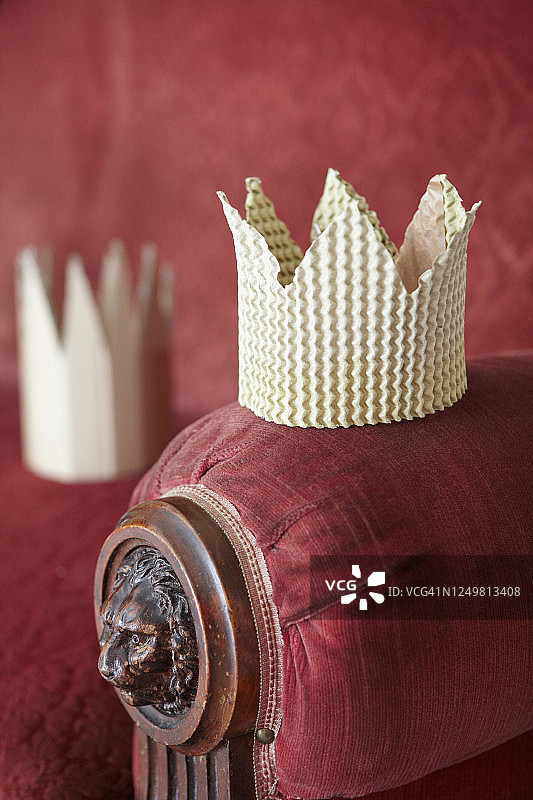 躺椅上的纸板皇冠图片素材