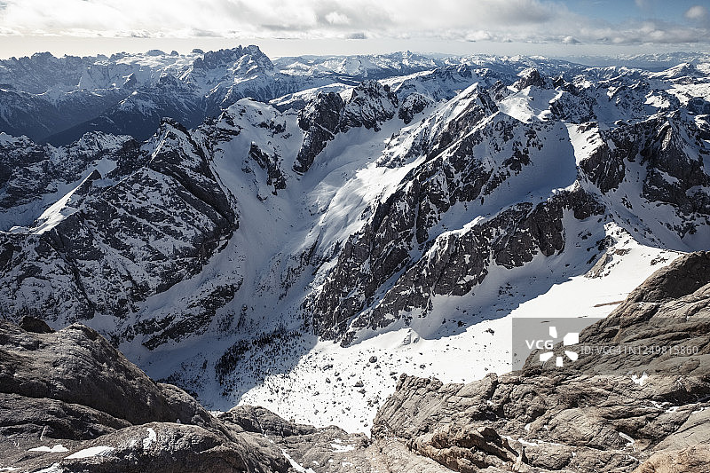 意大利特伦蒂诺，从马尔莫拉达山顶欣赏风景图片素材