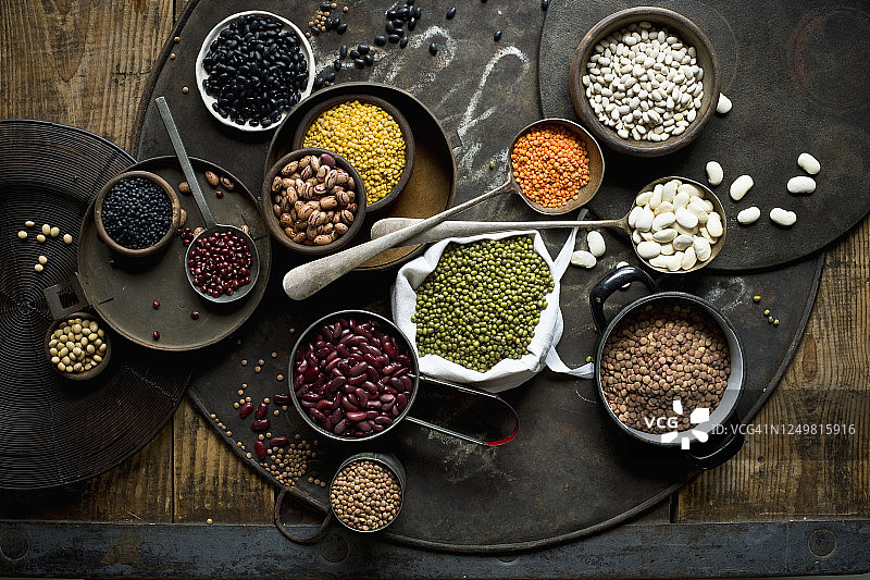 乡村烤盘上的各种豆类和扁豆碗图片素材
