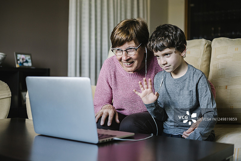 奶奶和孙子在家用笔记本电脑视频聊天图片素材