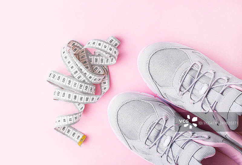 健康晨跑概念：带卷尺的运动鞋图片素材