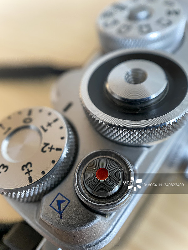 银色相机的操作轮特写图片素材