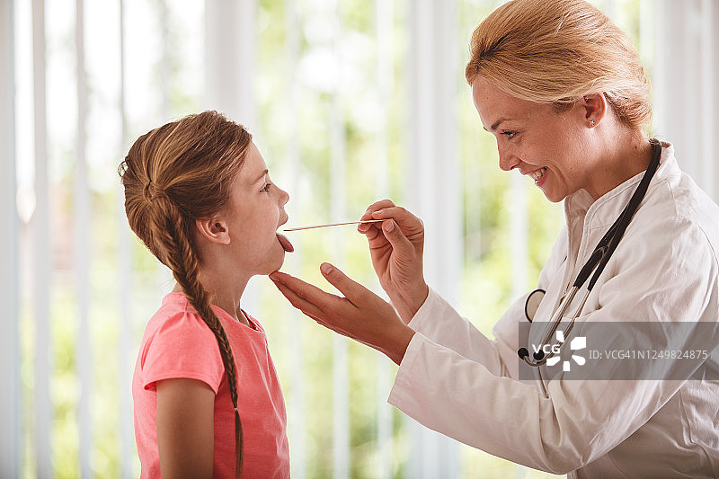 女医生友善地进行咽喉检查图片素材