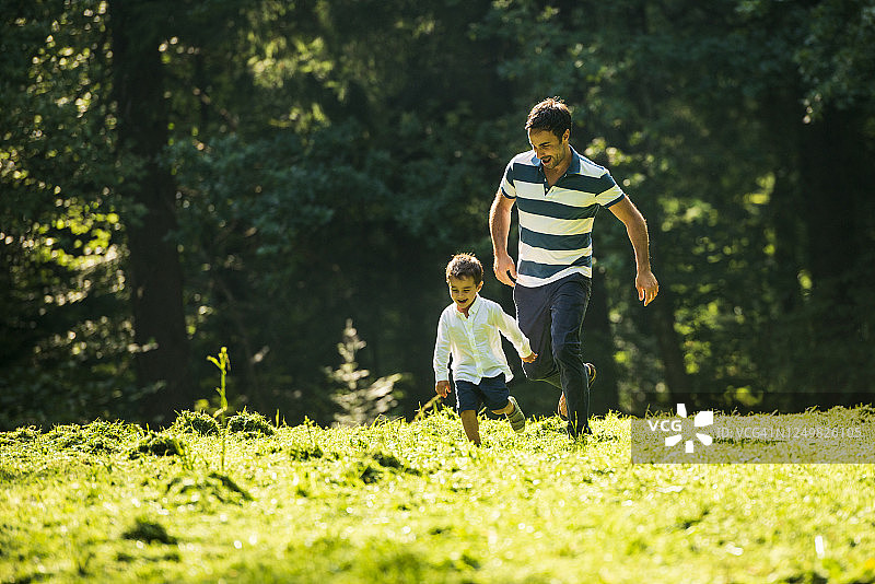 快乐的父亲和儿子在户外玩耍图片素材