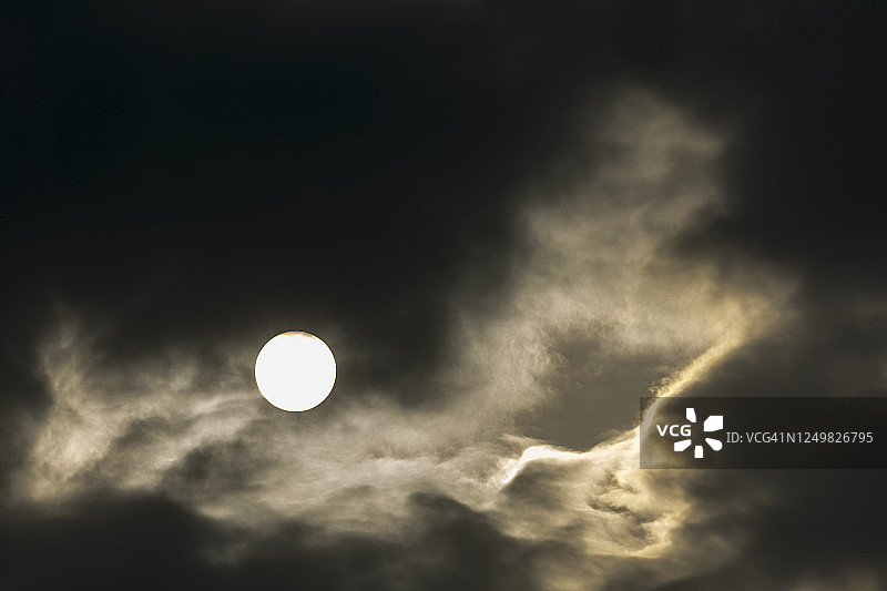 黑暗的太阳和云彩图片素材
