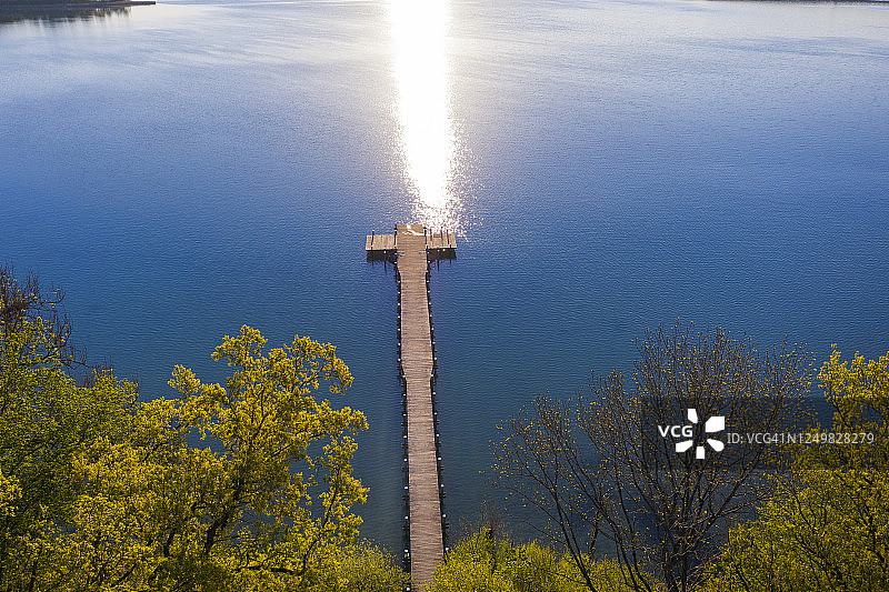 德国巴伐利亚阿默湖畔伊宁沃思湖岸边码头的无人机视角图片素材