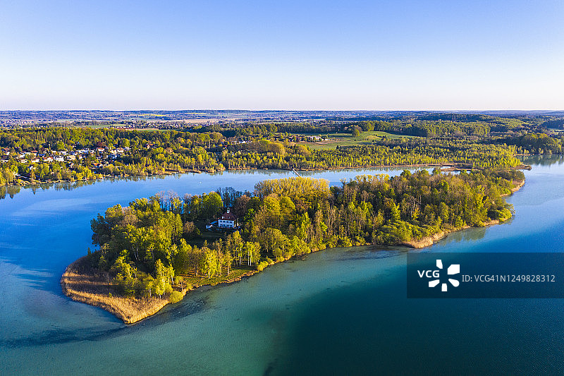 德国巴伐利亚阿默湖畔伊宁：沃思岛森林覆盖的岸边图片素材