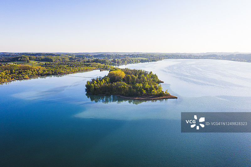 德国巴伐利亚Worth岛森林岸边晴朗天空的无人机视角图片素材