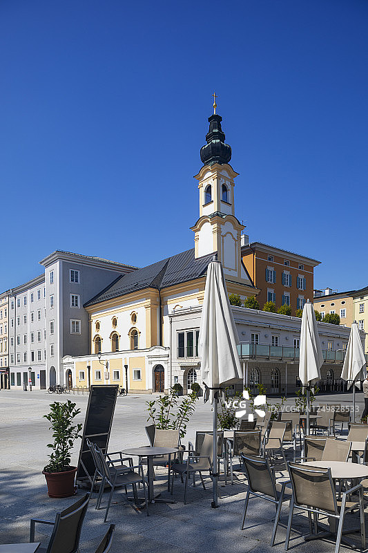 奥地利萨尔茨堡：新冠疫情下的主教广场和圣米歇尔教堂图片素材