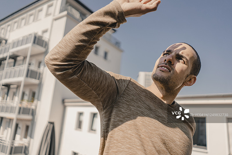 年轻男子遮住眼睛抵挡阳光图片素材