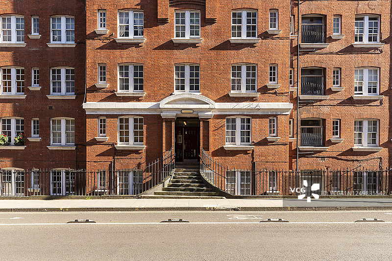 英国伦敦布卢姆斯伯里宵禁期间的砖砌建筑和空旷的道路图片素材