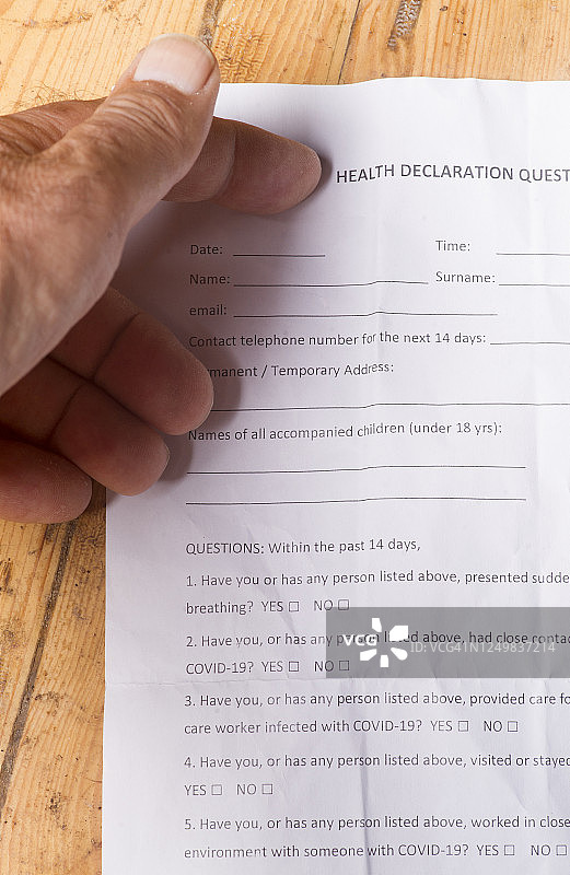 男人在希腊酒店阅读新冠疫情同意书图片素材