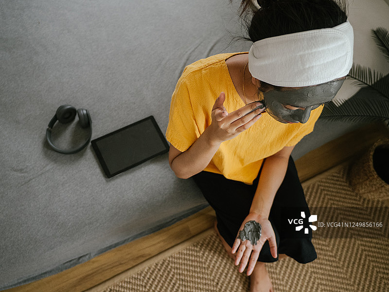 居家水疗：女人敷面膜图片素材