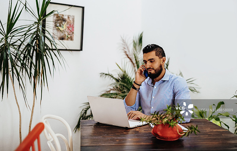 在家工作的英俊男士图片素材