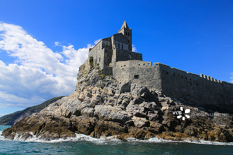 意大利利古里亚韦内雷港圣彼得教堂的岩石海岸线景色图片素材