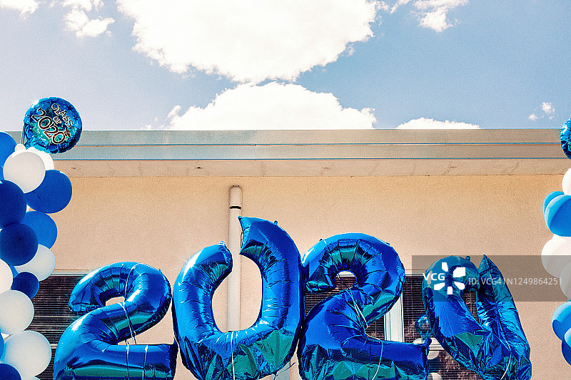 2020毕业季散落的气球图片素材