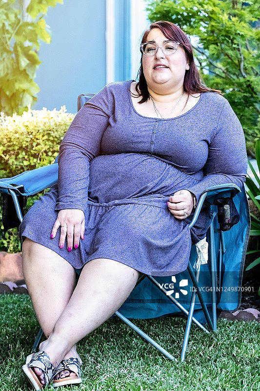 中年妇女坐在自家后院图片素材