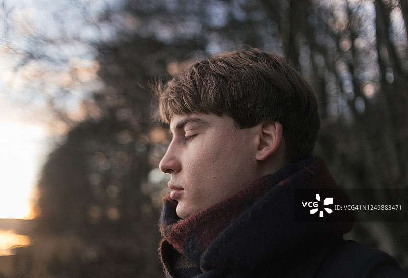 闭着眼睛的年轻男子图片素材