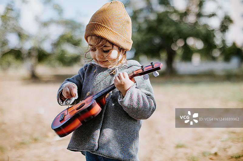 弹吉他的小女孩图片素材