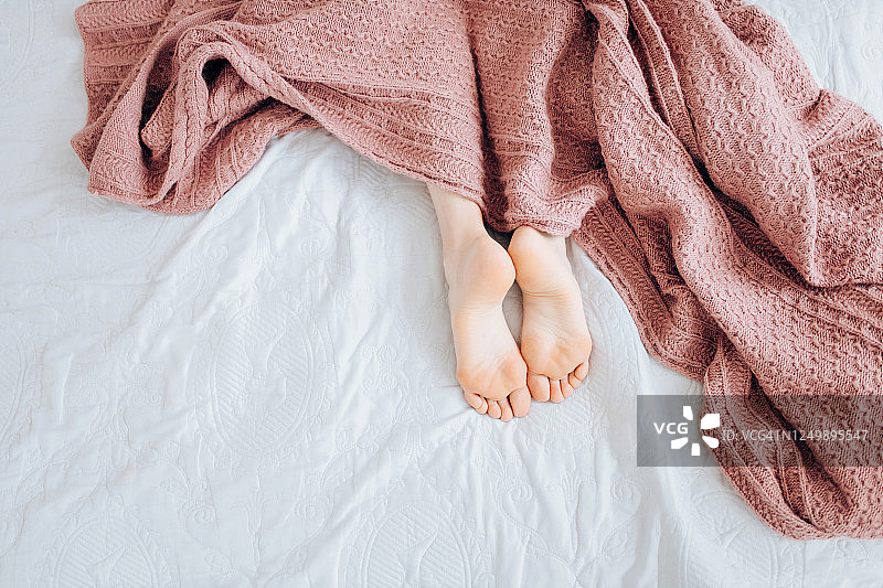 躺在床上的女人的足部图片素材