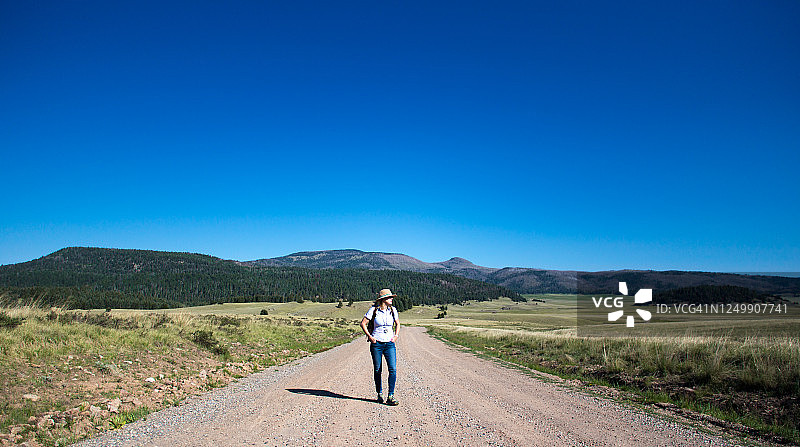 女人独自走在瓦列斯卡尔德拉荒野中图片素材