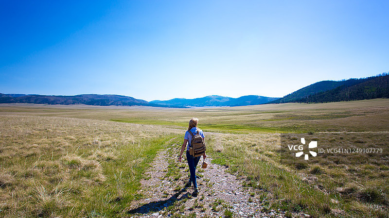 女人独自走在瓦列斯卡尔德拉荒野中图片素材